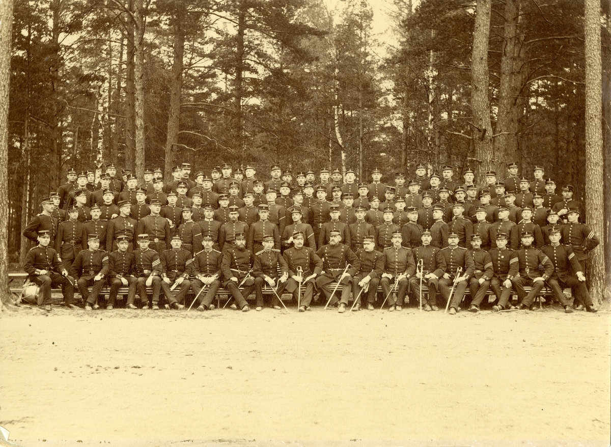 Grupporträtt av befäl och elever vid infanterivolontärskolan på Karlsborg 1889-1890.
För namn, se bild nr.2.