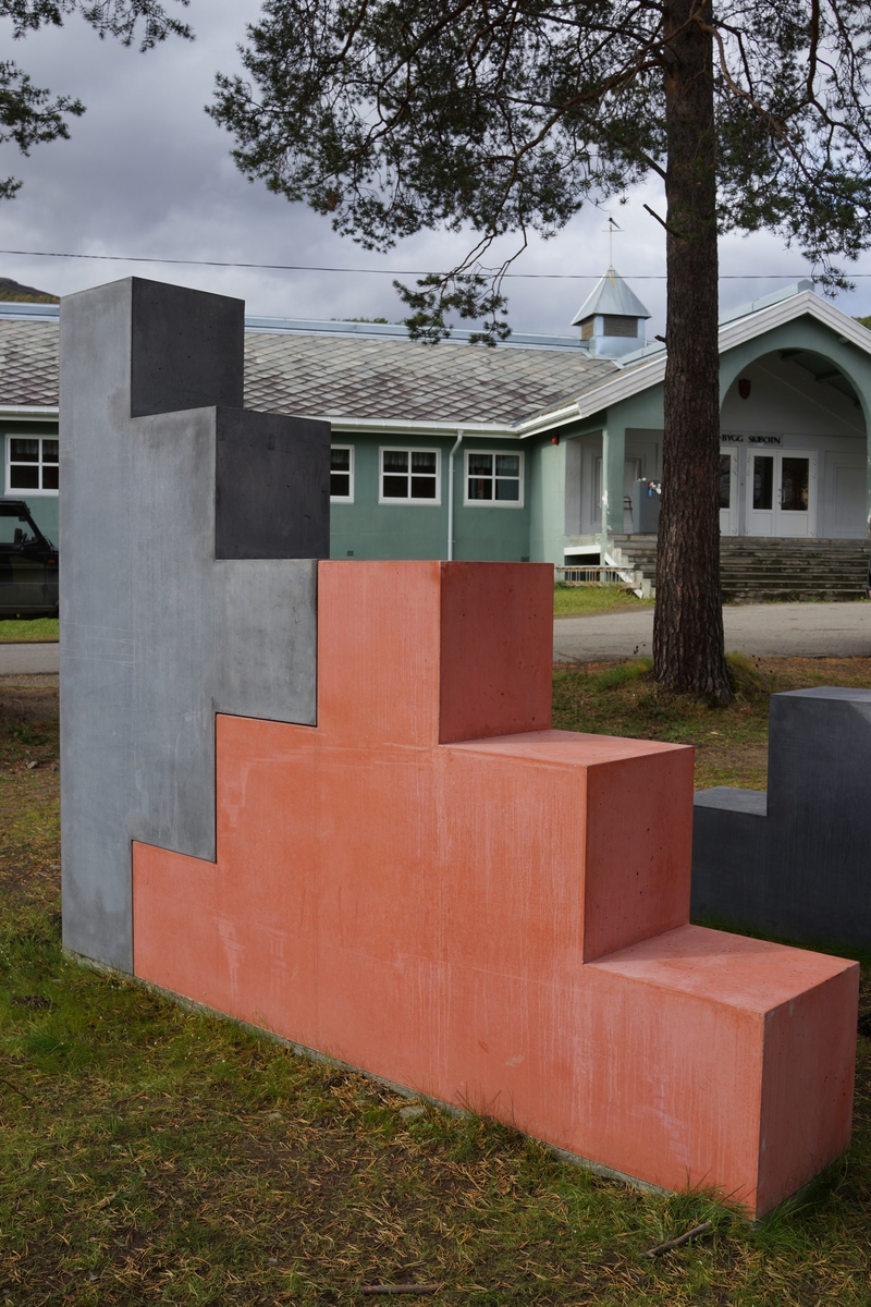 Fire elementer i betong med innstøpt pigment satt sammen til to frittstående skulpturer, og som kan både brukes til trening og å sitte på.