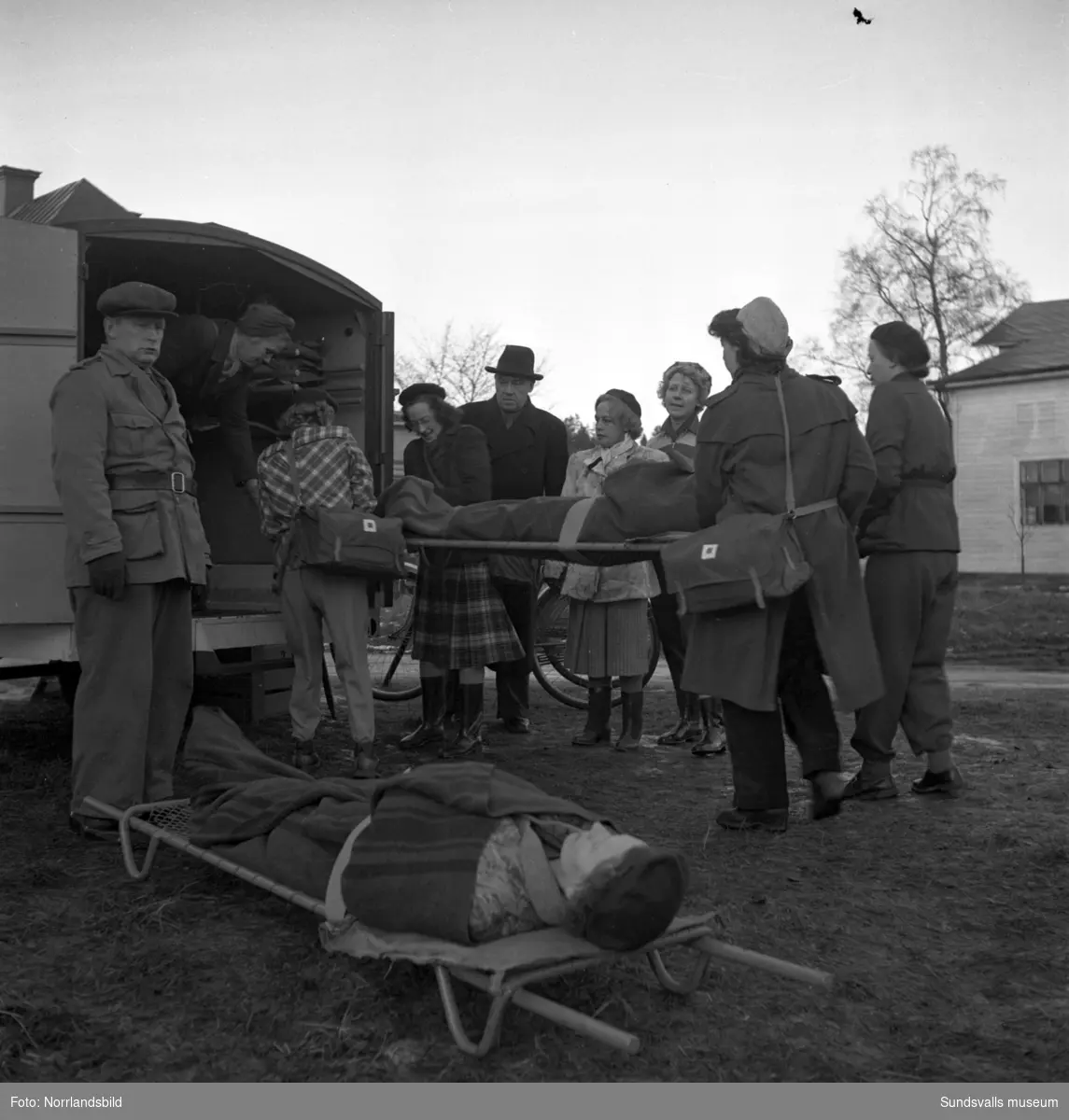 En grupp kvinnor på civilförsvarskurs i Dingersjö. Det övas bland annat sjuktransport och -vård.