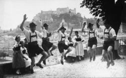 Italia, Sveits. Østerrike, Tyrol?  Dans, folkedrakt.  Dateri