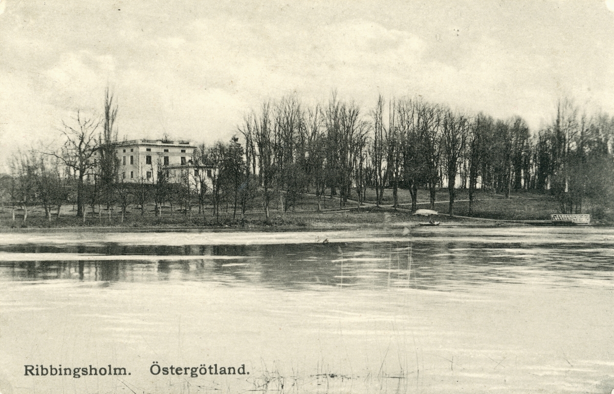 Ribbingsholms herrgård från sjösidan. Motiv på vykort som postgått på 1910-talet.