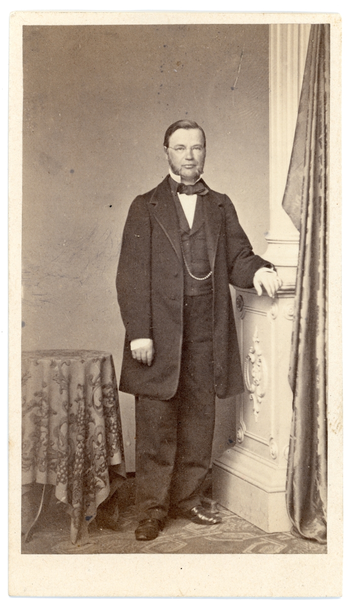 Porträtt av grosshandlare Carl Olof Vilhelm Sandberg. Medlem av Borgenskapets äldste i Norrköping. Även grosshandlare i staden.