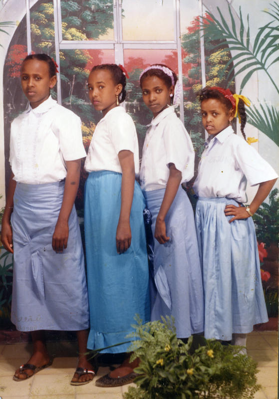 Suhur og klassevenninner i skkoleuniformer. Fra venstre: Marianne som ble skutt, Yurub,
Suhur og Hanna.