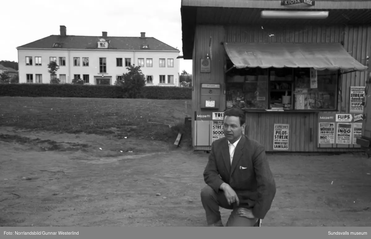 Kioskägare Sven G. Backlund i Skönsberg. Kiosken låg där motorvägen senare byggdes och bakom syns före detta Sköns kommunalhus.