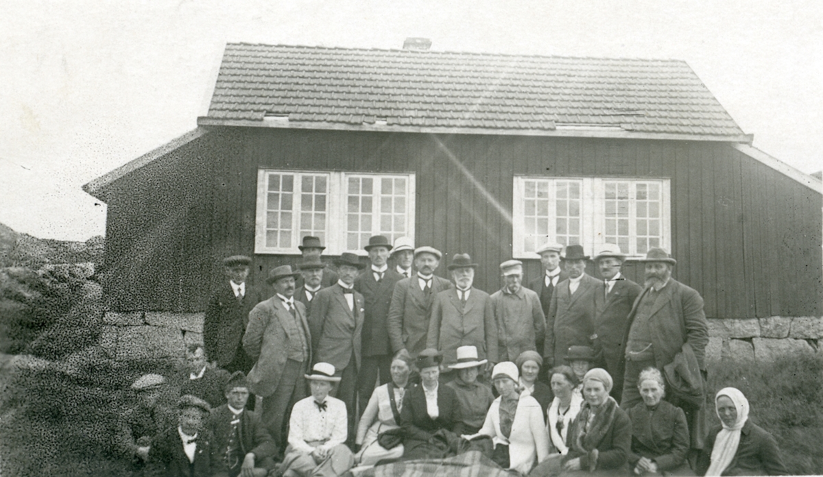 Målfolk og lærere på besøk hos Arne Garborg.