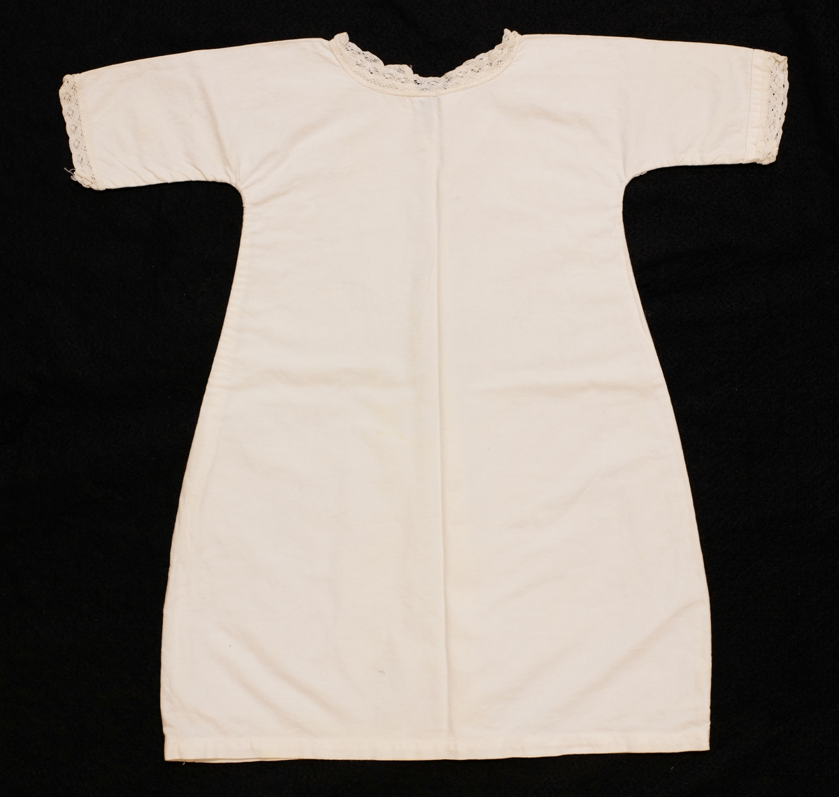 Underklänningen har spets kring ärmar och hals.
VM 15 380:1 - VM 15 384 är inköpta på Lions Clubs auktion för 25 kr.