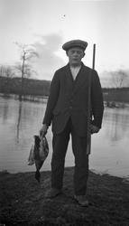 Andejeger med bytte, trolig ved ei flomstor Lenaelv. Ca. 192