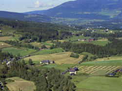 Sør-Fron, oversiktsbilde. En liten bit av Gudbrandsdalslågen