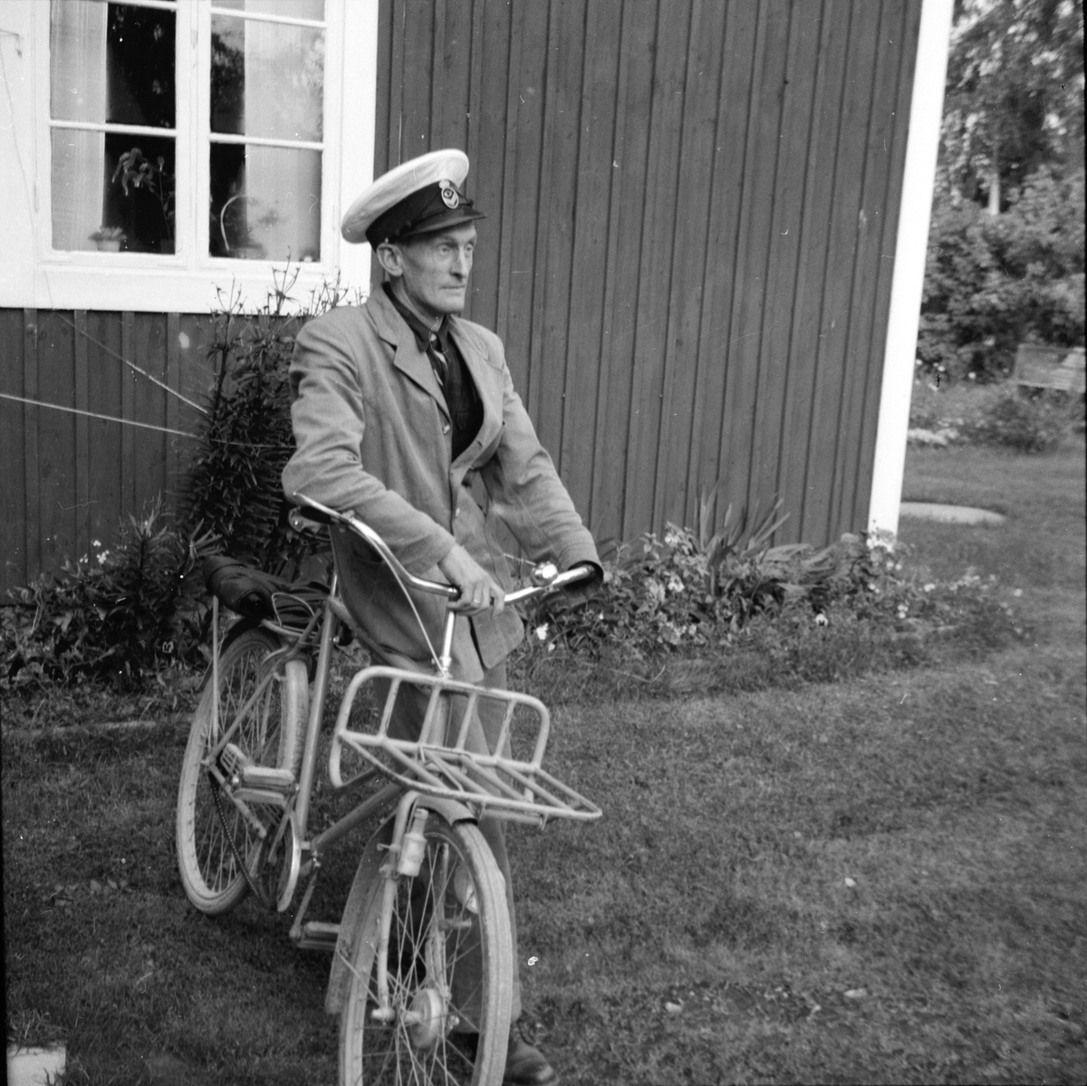 Arvid Jonsson - "Post-Arvid" - i Stavsätra. Han var lantbrevbärare och sedan postiljon. Född 1910 i Stavsätra. Posttjänsteman i Järvsö till 1970. Dog 1971.