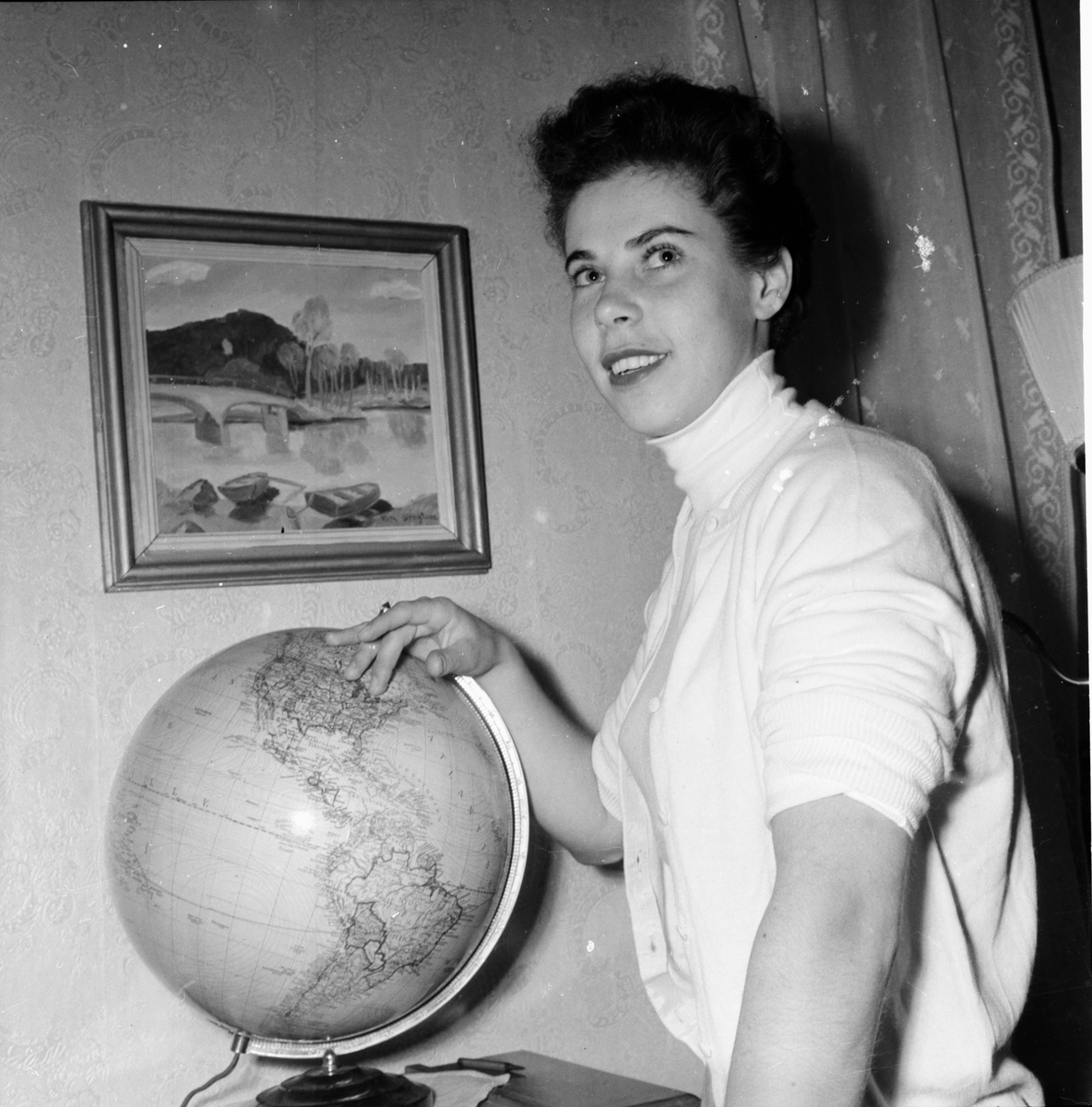 Stenberg.  Fröken Bollnäs hem från Amerika.
Augusti 1956