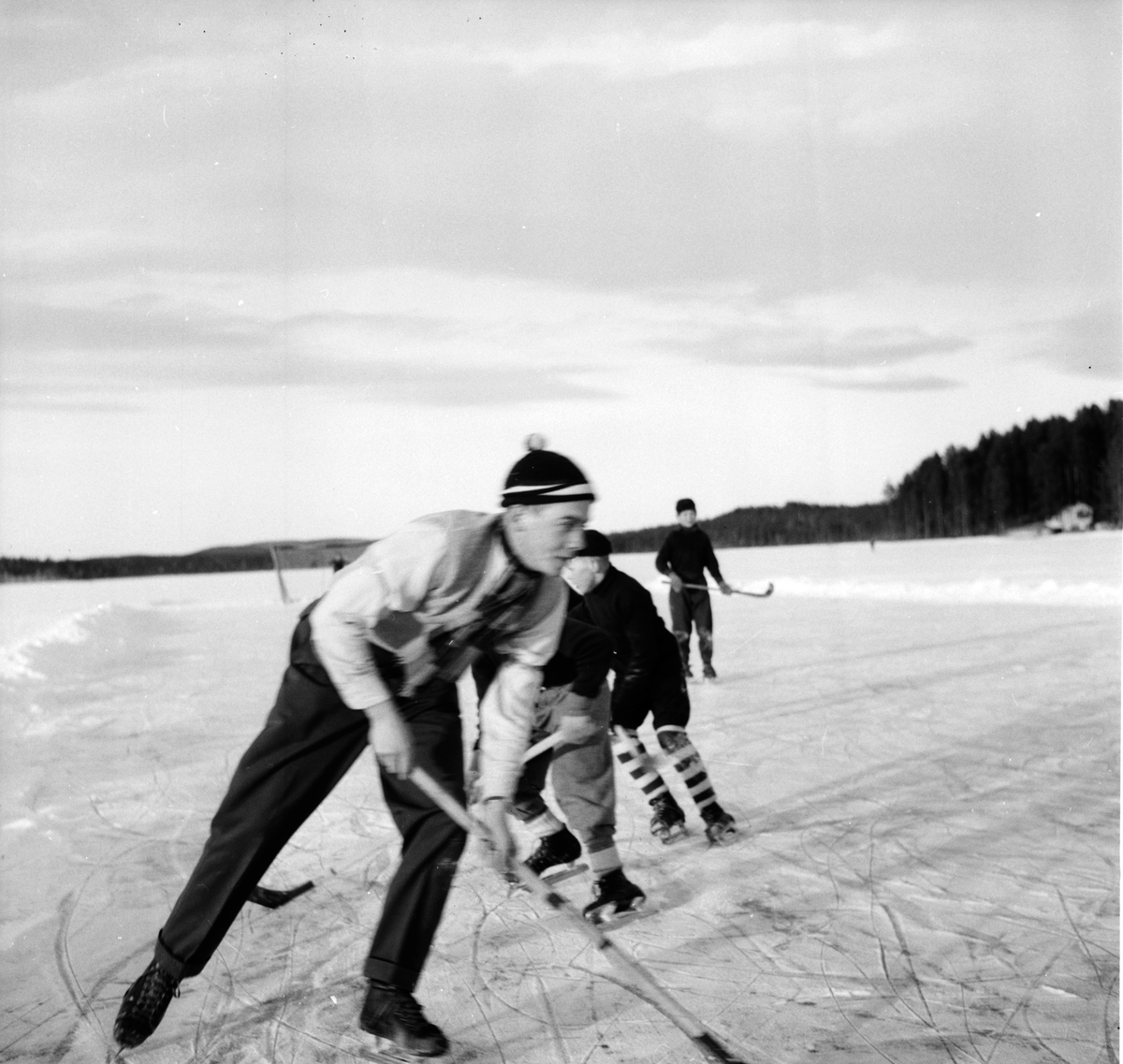 Skolbarn, affären, skogskörare i Skräddrabo.
18/1 1957