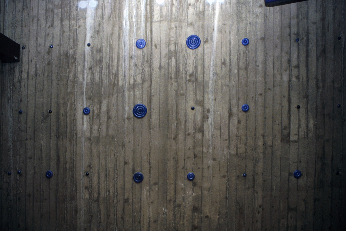 Utsmykningen består av 300 blå keramiske elementer i ulike størrelser montert på betongvegg. Punktene er en del av arkitekturen ved at de er monter over forkalingspunktene som sto igjen etter konstruksjonen av undergangen. Totalt dekker utsmykkingen to områder på 3 x 20 m på begge sider av den 4 m bredgangtunnel.
