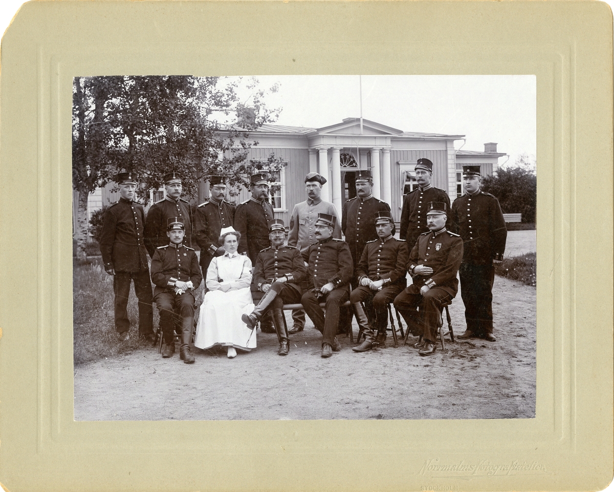 Grupporträtt av sjuksyster med officerare vid beväringsrekrytskolan i Hultsfred, 1907.