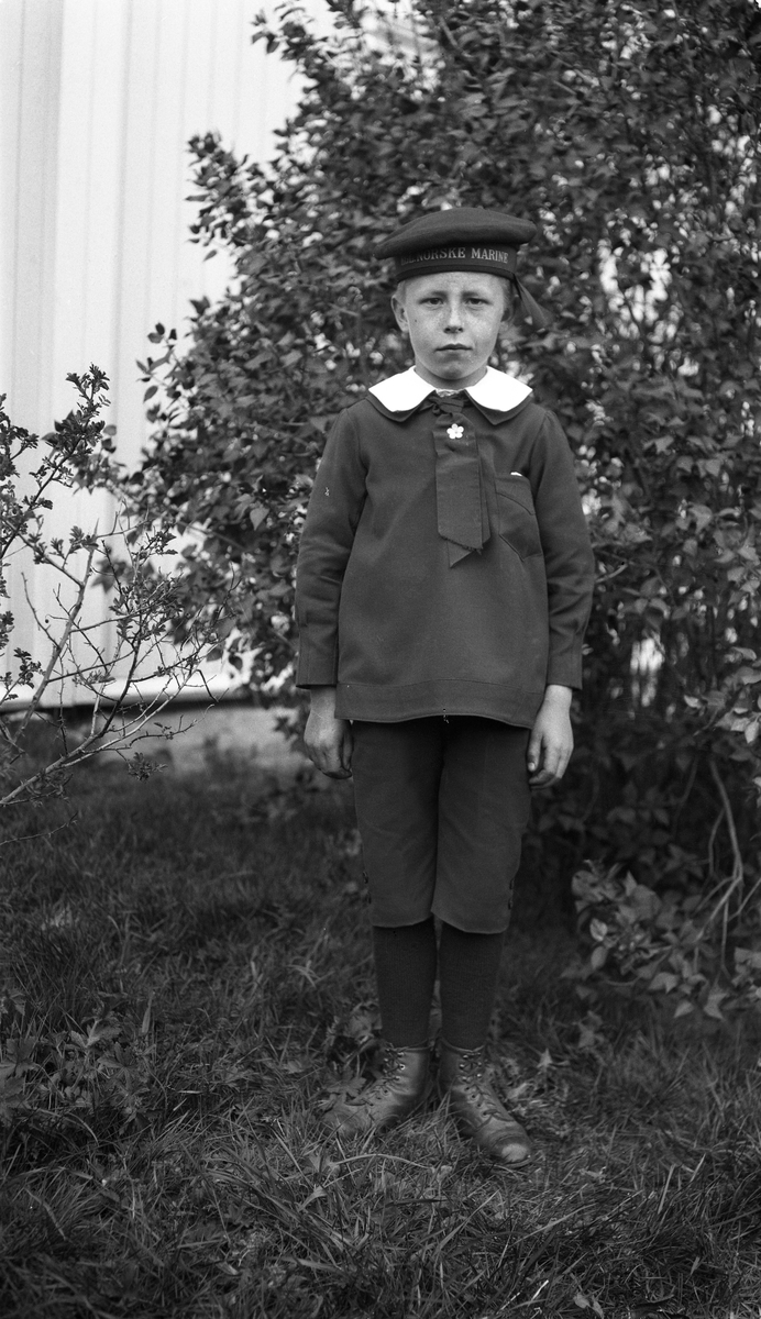 Nils og Anna Gunnerød med barna Kåre, Leif og Nora. Fem bilder med hele familien på det første, barna sammen på nr. to, og barna enkeltvis på de tre siste. Bildene er muligens fra 17.mai 1921.