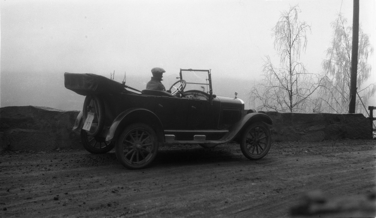 Biltur ca. 1923-25, fire bilder. Bilen med reg.nr. F-2699 er en 1924-modell Oldsmobile Tourer tilhørende mølleeier Nicolai Martinius Pedersen Skansen som flyttet fra Østre Toten i 1908 etter å ha virket som møller flere steder i distriktet. Han var født i Biri, og endte opp i Drammen. Ingen av personene på bildene er identifisert.
Bilen med reg.nr. F-73 er en 1923/24-modell Chevrolet Tourer tilhørende fabrikkeier Carl Chr. Møller i Drammen.
Alle personene er ikke identifisert, men det er rimelig å anta at ihvertfall noen er sønner av nevnte Skansen, og han lengst til venstre på bilde nr. to er trolig Johannes, som var en bekjent av Sigurd Røisli som har tatt bildene. DE to varså godt som jevngamle, og var nok bekjente helt fra skolealder av, og de holdt kontakt også i voksen alder. Johannes har skrevet boka "Bygdemøllene i Norge".
Stedene er nok litt forskjellig, men bilde nummer to er etter det en eldre Drammens-beboer mener trolig Tollbugata i Drammen der Skansens mølle holdt til.
