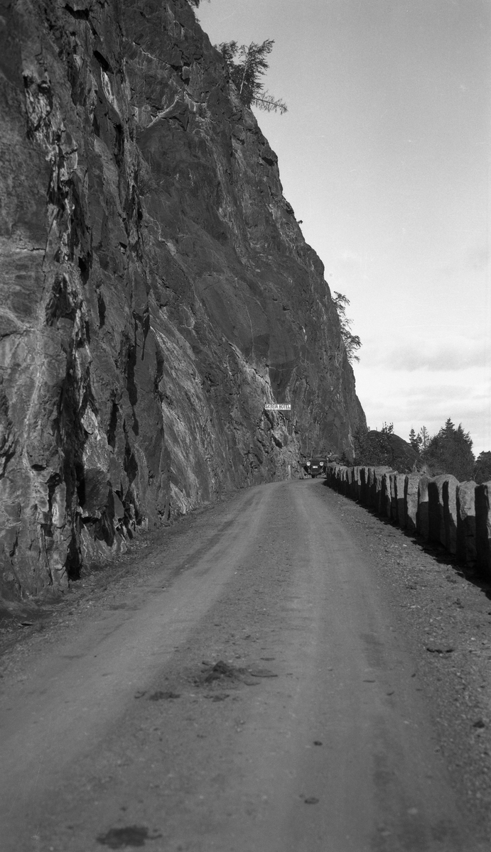 Vegen gjennom Skreifjella ved Falken oktober 1925. På skiltet som man kan se festet oppe på bergeveggen reklameres det for Skreia Hotell.