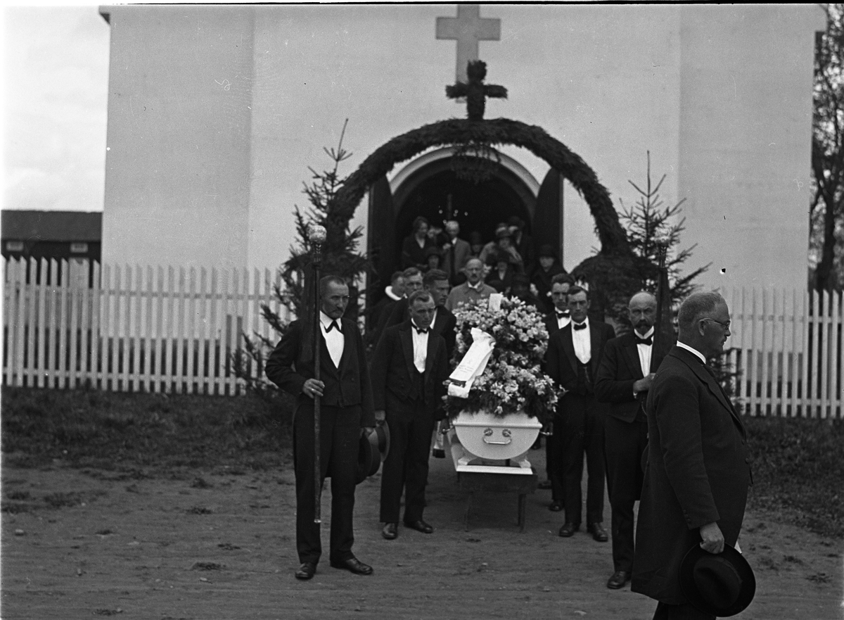 Begravelse. Fem bilder hvorav ett inne i gravkapellet i Hoff, de øvrige på veg til gravstedet. Ingen av personene på bildene er identifisert, og det er heller ikke kjent hvem den avdøde var.