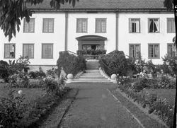 Hovedbygningen på gården Balke vestre, Ø.Toten. Tre bilder.