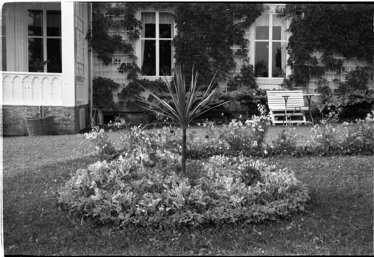 To bilder fra Toten Offentlige Skole (Skolehjemmet, Rogneby øvre). Det ene viser et inngangsparti, det andre fra hagen.