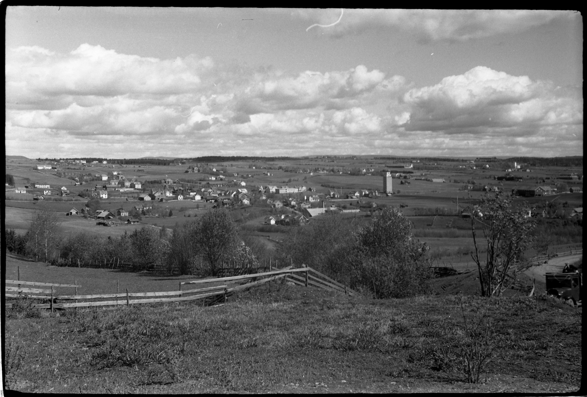 Utsiktsbilder mot Lena sentrum og nærmeste omegn, mai 1938. Serie på 7 bilder, alle tatt fra Lensbygda-/Kolbu-sida.