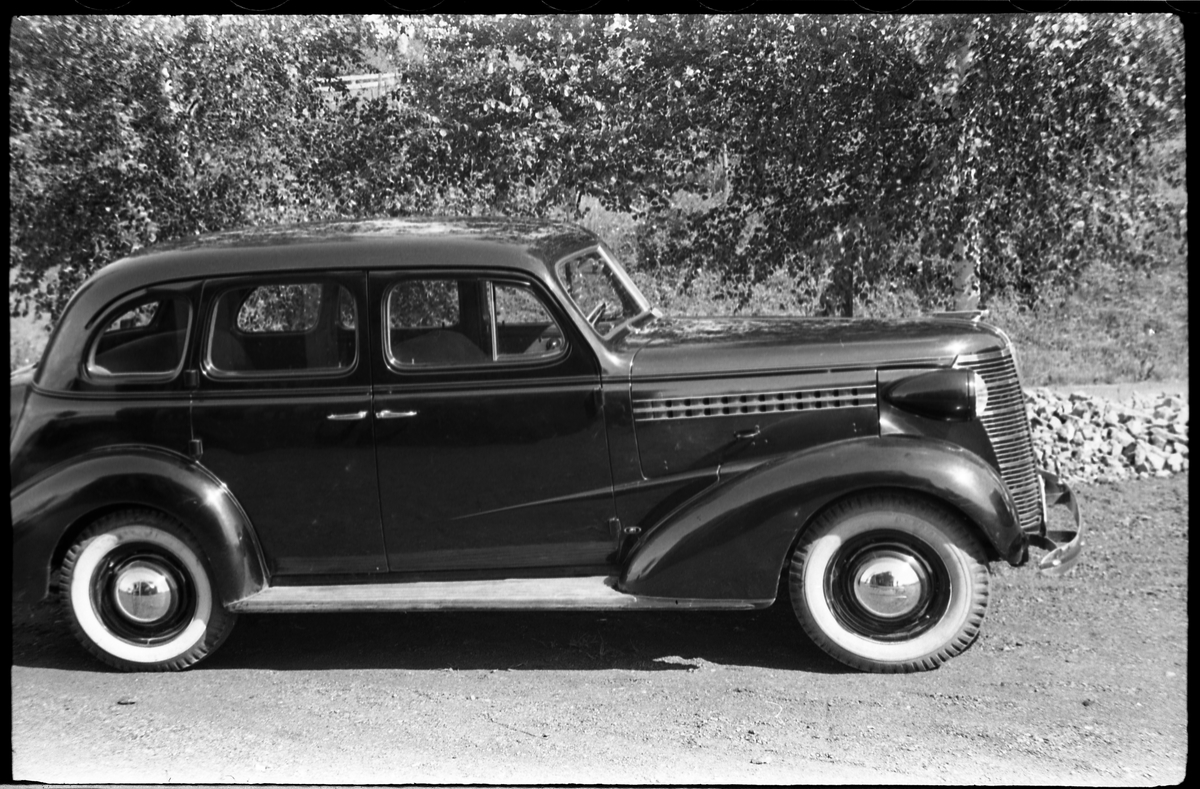 Torbjørn Lundstens drosjebil, E-1414. Serie på fem bilder. Jentungen på det første bildet er trolig Torbjørns datter Tordis. Bilen er iflg. informant en Chevrolet årsmodell 1938.