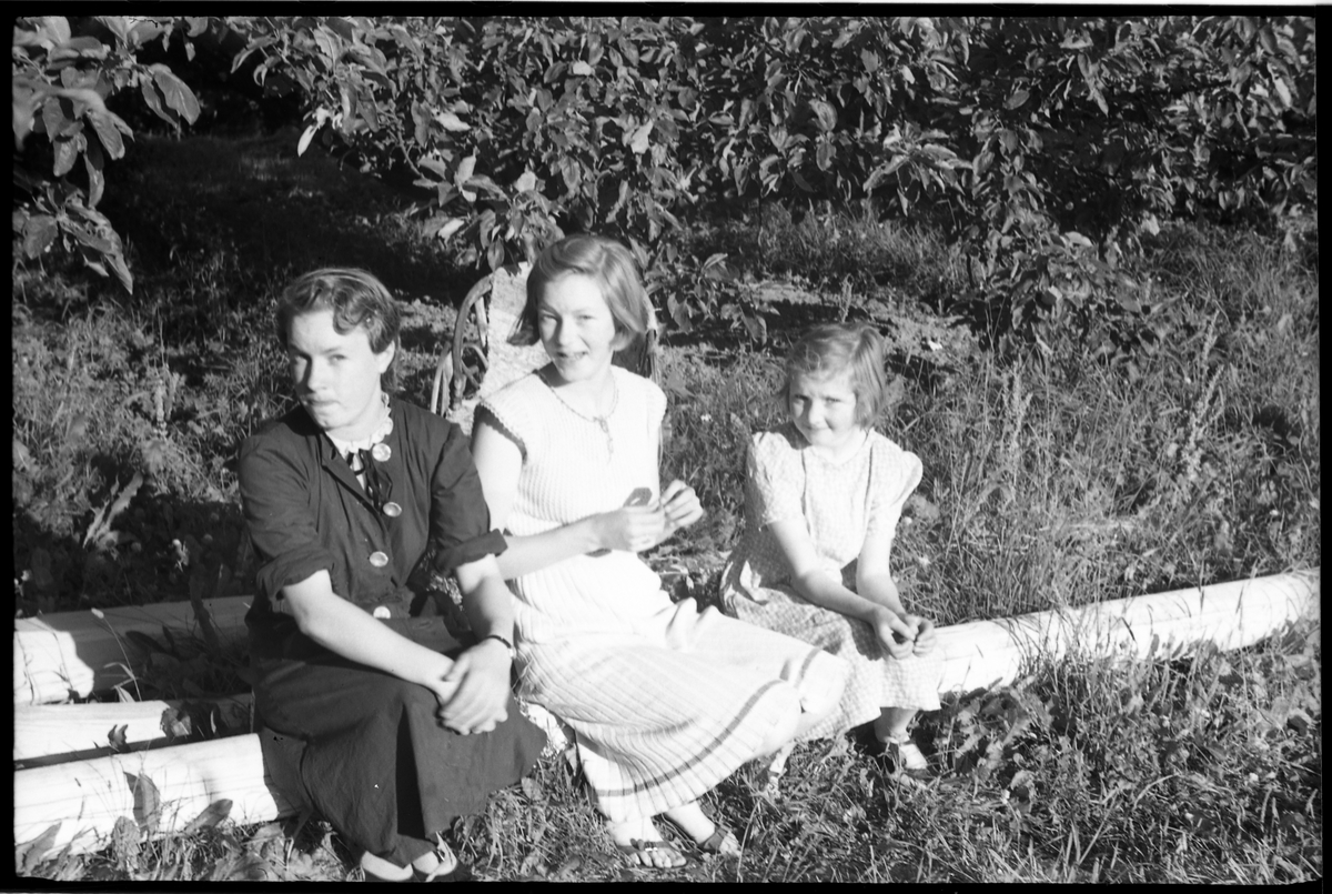 To bilder av tre unge jenter/kvinner. Fra venstre Elise Engesnes, Guri og Marie Helene Tømmerstigen (Gjelder bilde nr. 1, omvendt på nr. 2).
