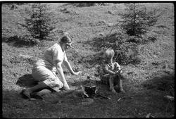 Karine Røisli og dattera Sigrun på tur. Fire bilder.