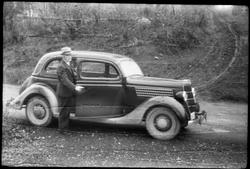 En mann ved navn Øverli, ellers ukjent, fotografert ved side