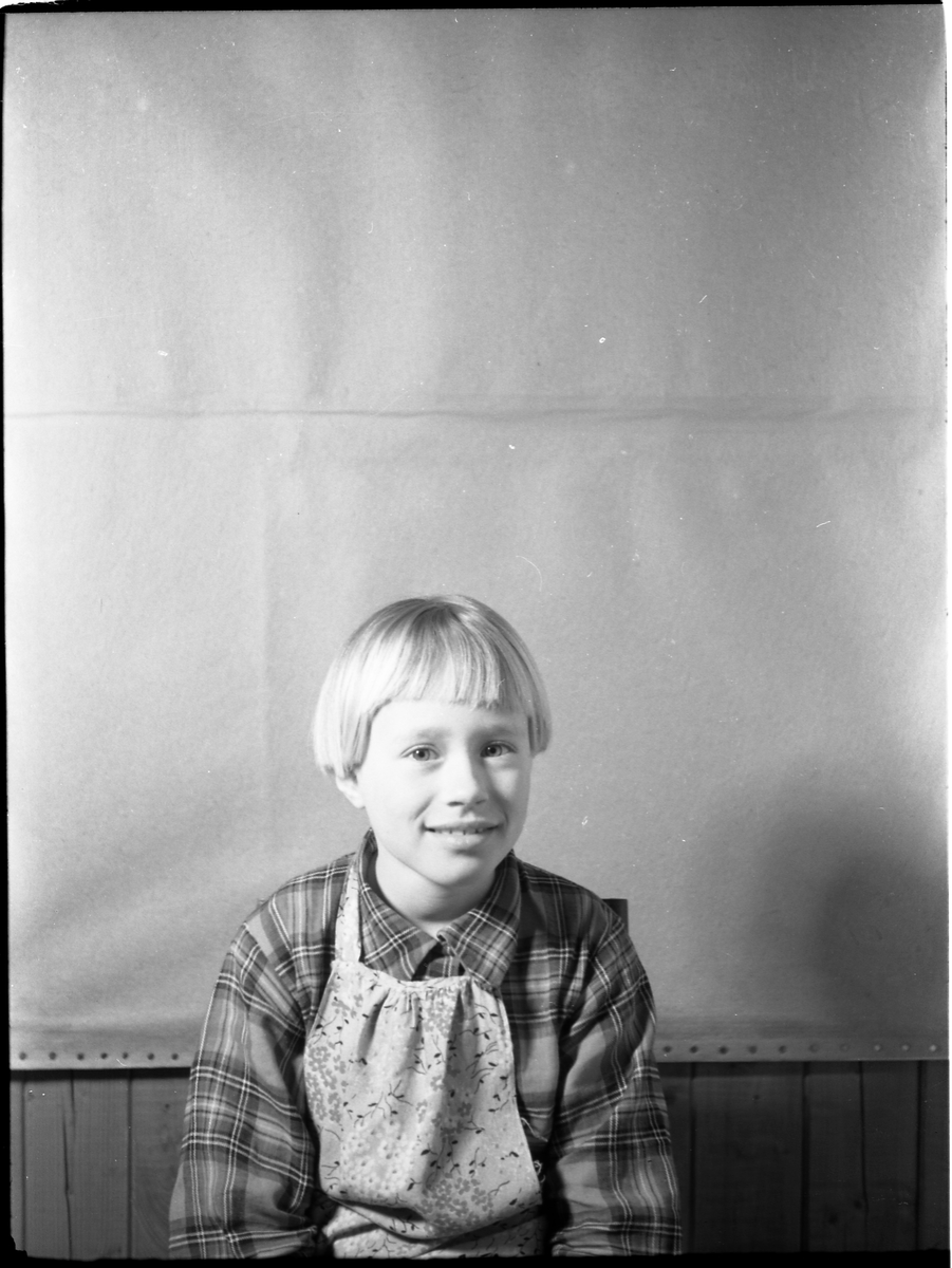 Sigrun Røisli - Portrett. Seks bilder februar 1941.