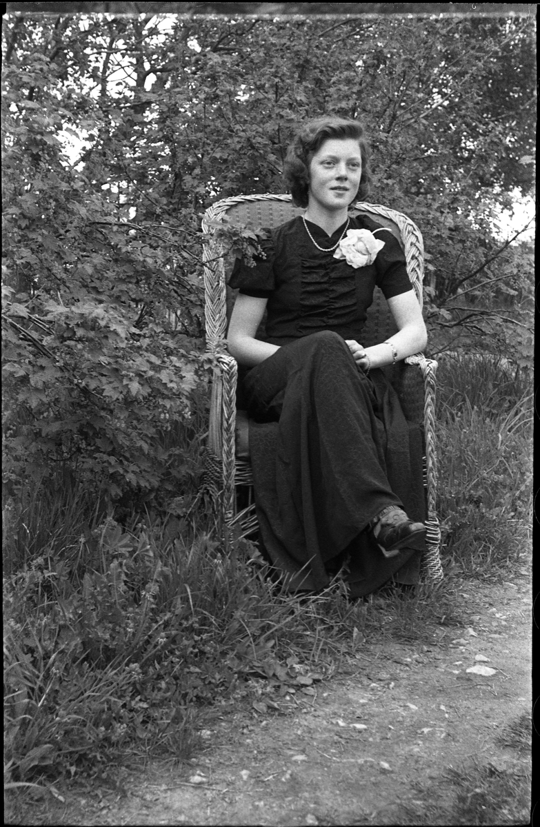 Portrett av kvinne med usikker identitet. Navnet skal iflg. fotografens notat være Petra Nygård, men nærmere identifikasjon er usikker.