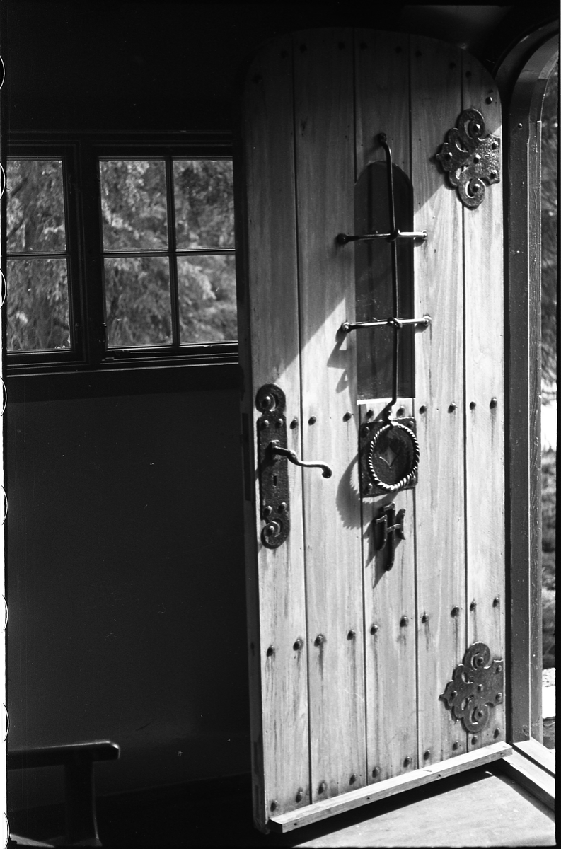 Eksteriørdetaljer fra sogneprest Holes hytte ved Skjeppsjøen på Totenåsen. Tre bilder.