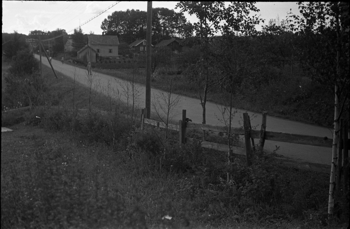 Nåværende fylkesveg 33 i retning Hoff Arbeidersamfunn, fotografert fra fotografens eiendom Odberg sommeren 1943.