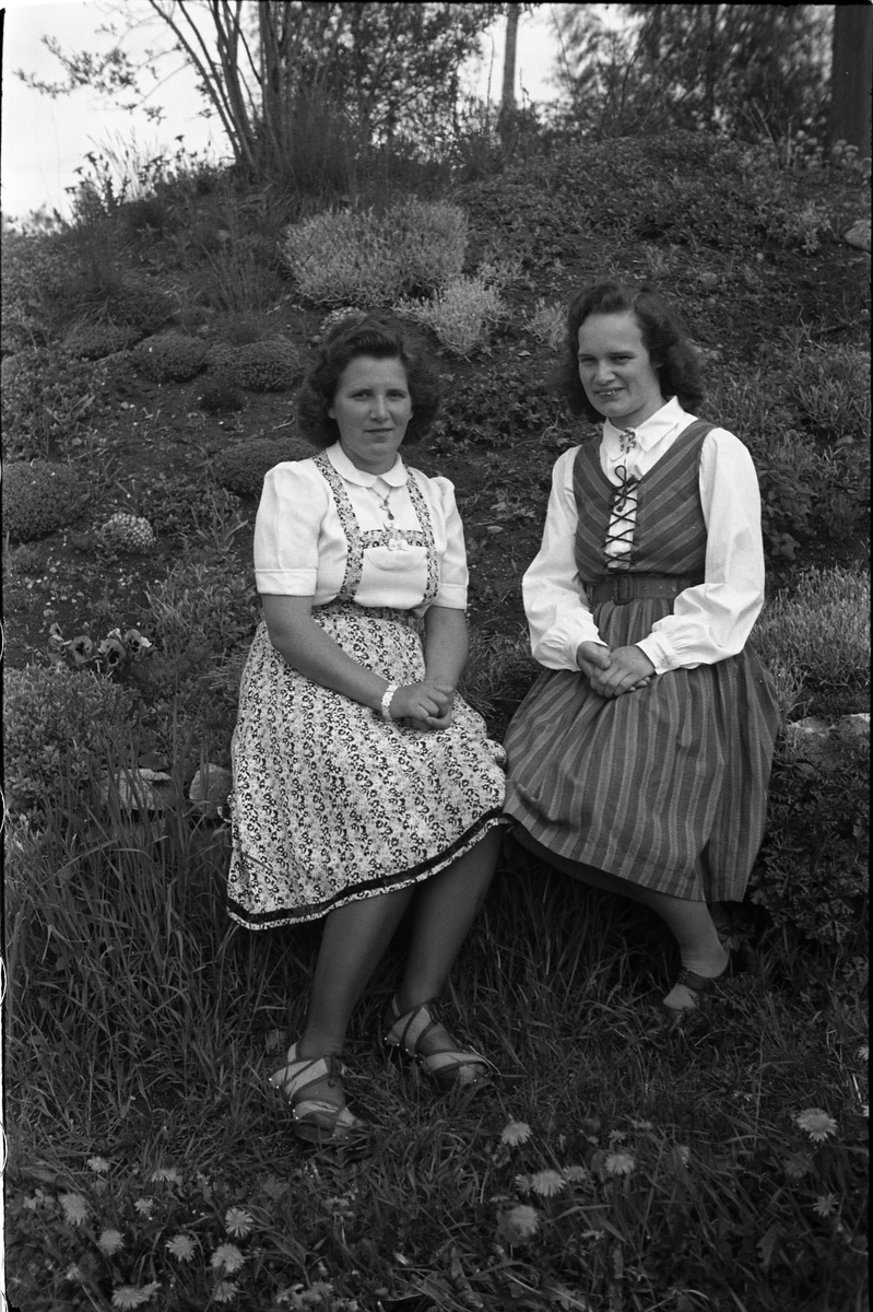 Portrett av Jenny Nettum (til høyre på bilde nr. 1) og søstera Margit Helene. Serie på fire bilder der de to er sammen på de to første, hver for seg på de to neste.