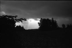 Uværsskyer og lys mot syd-øst sett fra fotografens eiendom p