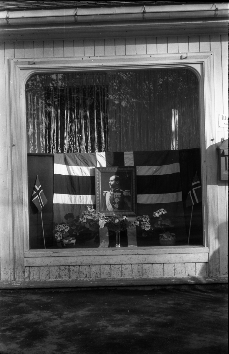 Utstillingsvindu i Totens Bokhandel på Lillo, Ø.Toten, etter frigjøringa 1945. Fire bilder.