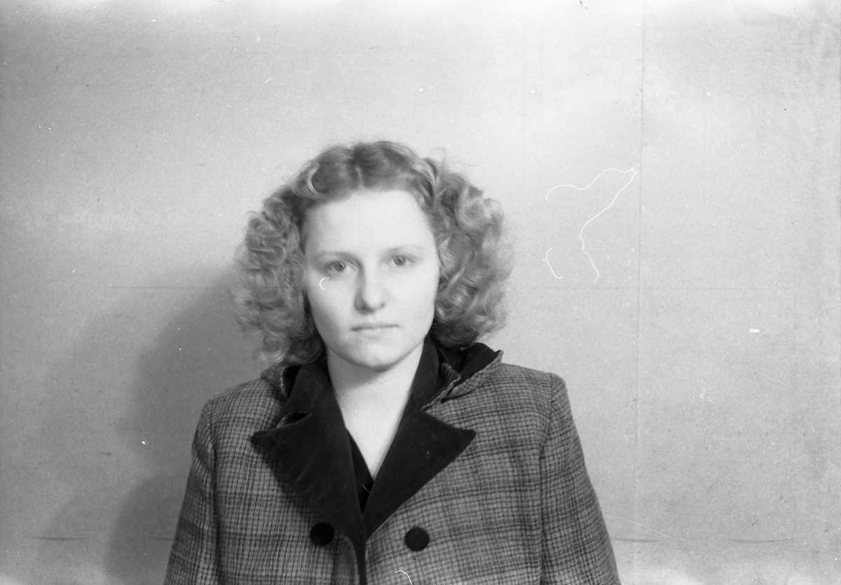 Halvfigurs portrett av en mann og to yngre kvinner. Ingen av de tre er identifisert. Fire bilder der det første er av de tre sammen, de øvrige tre hver for seg.