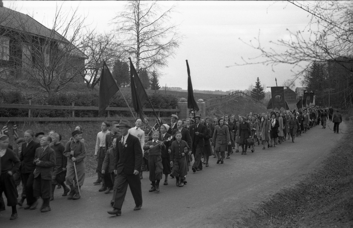 1,mai 1946 i Østre Toten. Demonstrasjonstoget passerer forbi fotografens eiendom Odberg på Kraby. Fire bilder.