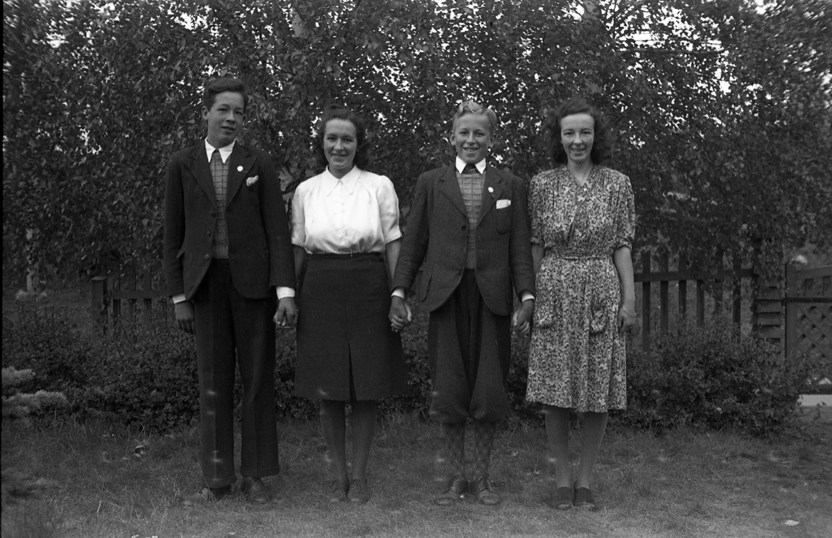 Tre bilder av søsknene Petterson, barna til Gustav Adolf og Marit Petterson. Lengst til høyre på bilde 1 og 2 står Borghild Serine som ble gift Suhr, guttene er Gustav Adolf og Oddvar, men det er ikke klart hvem er hvem, mens navnet på søstera  i hvit bluse er ukjent.