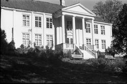 Bygninger på gården Rogneby i Østre Toten. Serie på 12 bilde