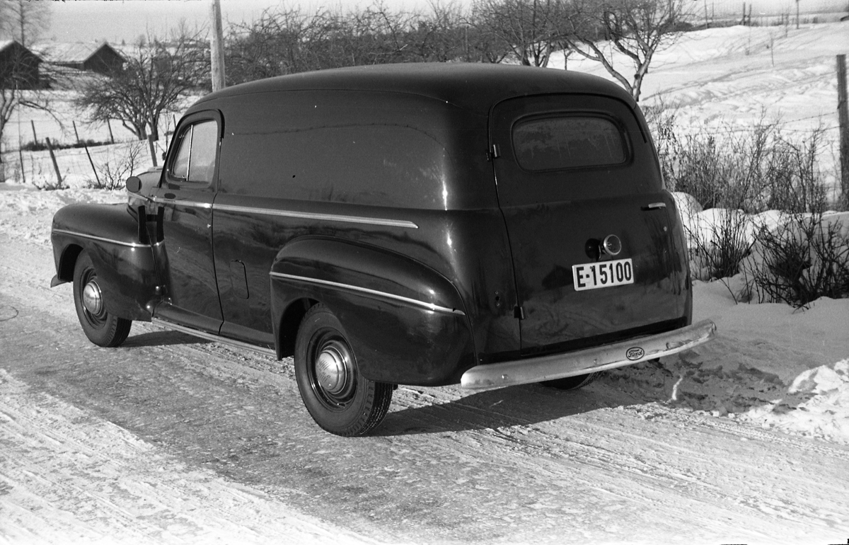En varebil og to menn på daværende riksveg 33 på Kraby vinteren 1947. Trolig ambulerende margarinselgere, ikke identifiserte. Bilen er iflg. informant en Ford 1946-modell.
