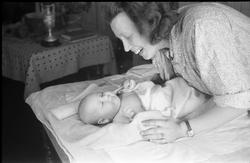 Ingrid Hagen, født Lund fra Brunsberg, med sin førstefødte, 