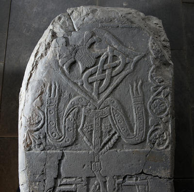 Gravstein fra middelalderen; den har ligget på graven til biskop Herman, noe vi ser blant annet fordi det er hogget ut relieff av en bispehatt på steinen.