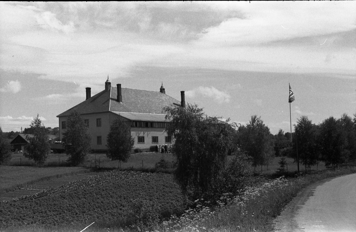 Østre Toten Festivitetslokale. Fire bilder, tydeligvis ved en spesiell anledning, men ukjent hvilken. Fire bilder fra juni/juli 1948.