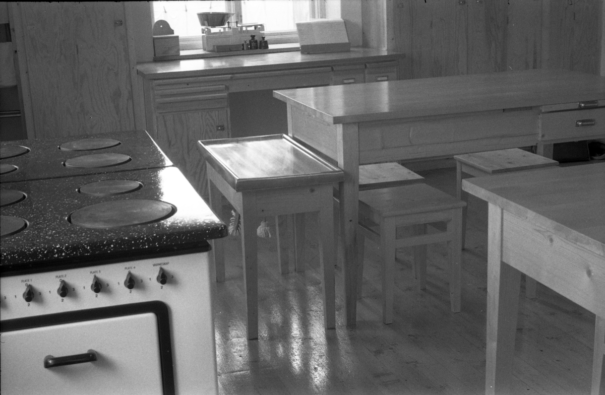 Kjøkkeninteriør, muligens fra Rogneby øvre (Toten Offentlige Skole), juli 1948. Tre bilder.