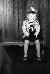 Helfigurs portrett av uidentifisert jentunge. Fem bilder.