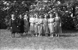 En gruppe kvinner i hagen på gården Kraby østre i Østre Tote
