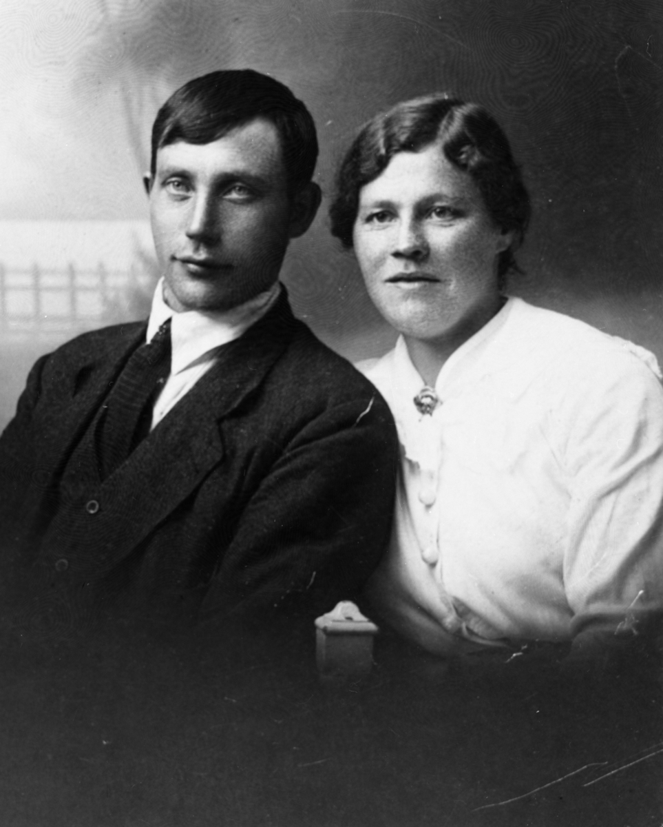 Ingvart Pedersen, Vonheim, med forlovede. Bildet tatt 1919.