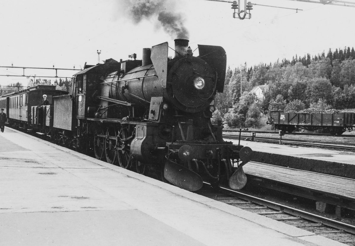 Damplokomotiv type 30b nr. 347 med A/L Hølandsbanens veterantog til Skreia på Eina stasjon.