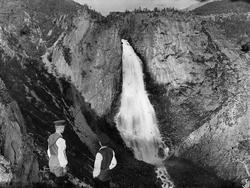To menn ved Lindalsfallet. Lendalsfallet, foss i elva Lendøl