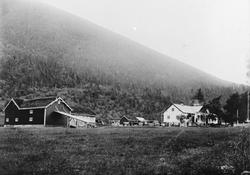 Foto av et gårdsbruk. Smedstad i Øksendal. Jfr. SU-L01.0160